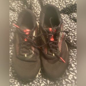 Womens Brooks size 11.